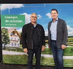 Die Landwirte Jrgen Rdt (l.) und Joachim Unger wenden im Rahmen eines langfristigen Projekts Smart-Farming-Lsungen von BayWa und FarmFacts an. (c) BayWa AG